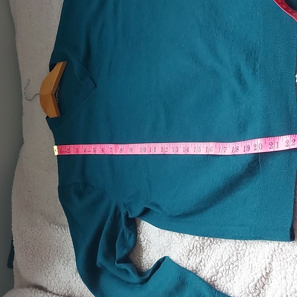 Saks Fifth Avenue 70% wool/30% acrylic sweater - Picture 6 of 6